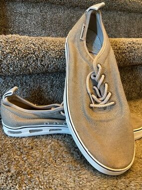 Columbia Men's Slip-On Canvas Sneakers in Tan size 9.5 with vented soles